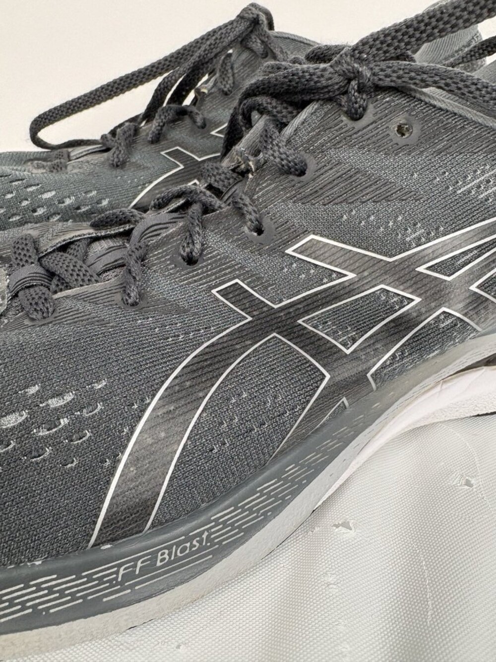 ASICS Gel Kayano 28 Men’s 10.5 Running Shoes Black Grey White Sneakers - Picture 4 of 16